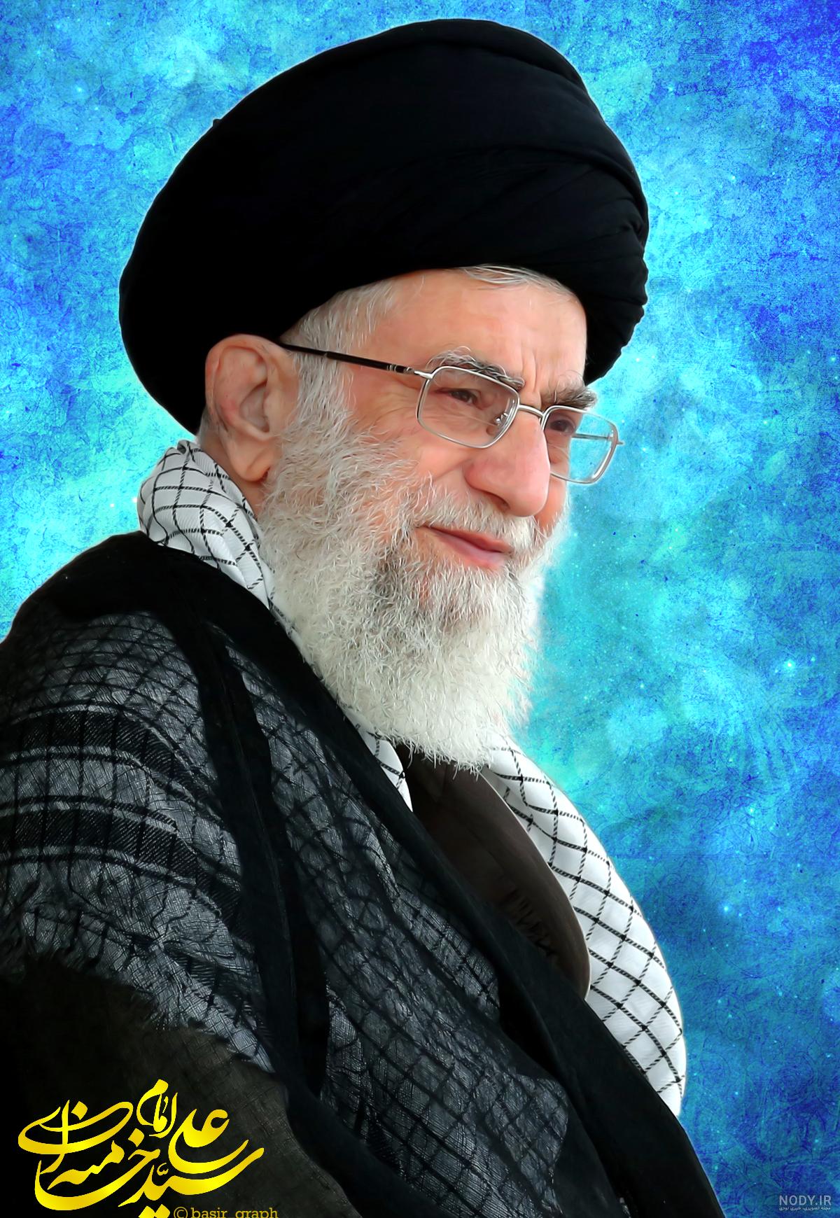 عکس با کیفیت حضرت خامنه ای با عمامه و عبا مشکی و قهوه ای در حال سلام کردن و  پس زمینه پرده سبز رنگ – عکس با کیفیت و تصاویر استوک حرفه