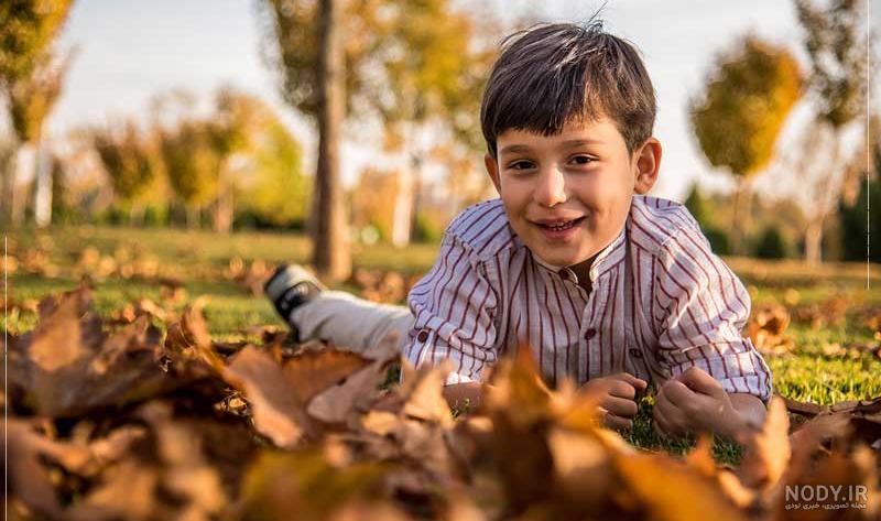 ۴۰ ایده فوق‌العاده برای ژست عکاسی پاییزی کودک | استودیو عکاسی کودک آسمان