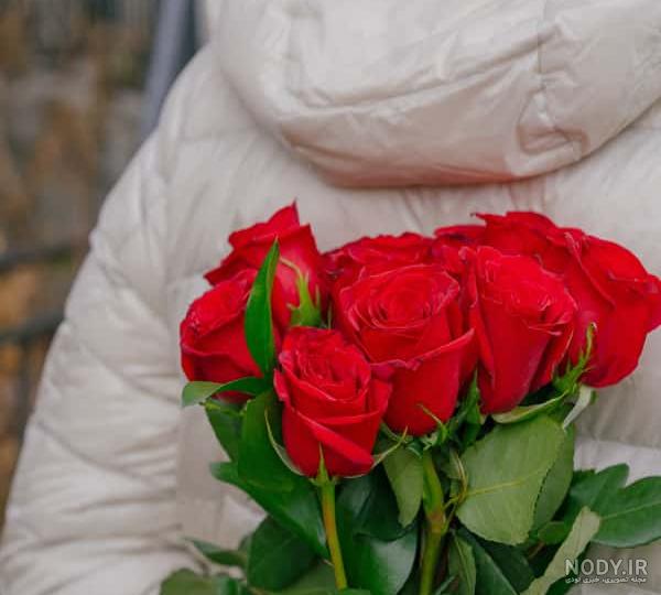 ژست عکس با تک شاخه گل ژست عکس با تک شاخه گل