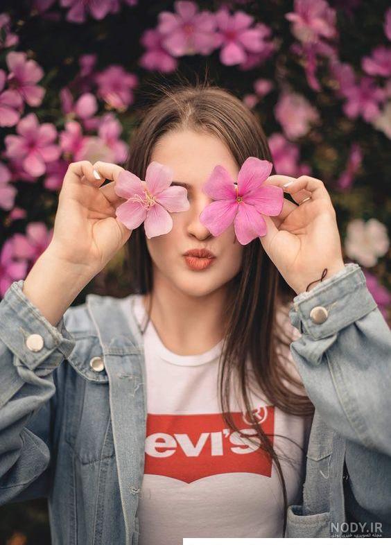 ژست عکس با یه شاخه گل