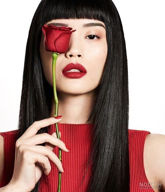 ژست عکس با یک شاخه گل رز ژست عکس با یک شاخه گل رز
