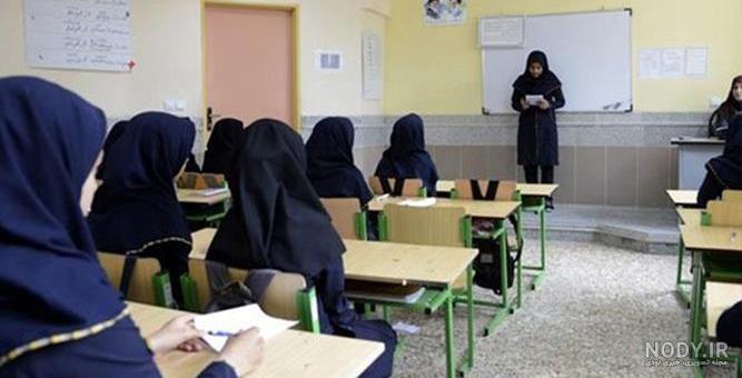 عکس معلم مدرسه و شاگردان در کلاس 35440 School Teacher Teaching In A  Classroom - مزرعه فوتیج