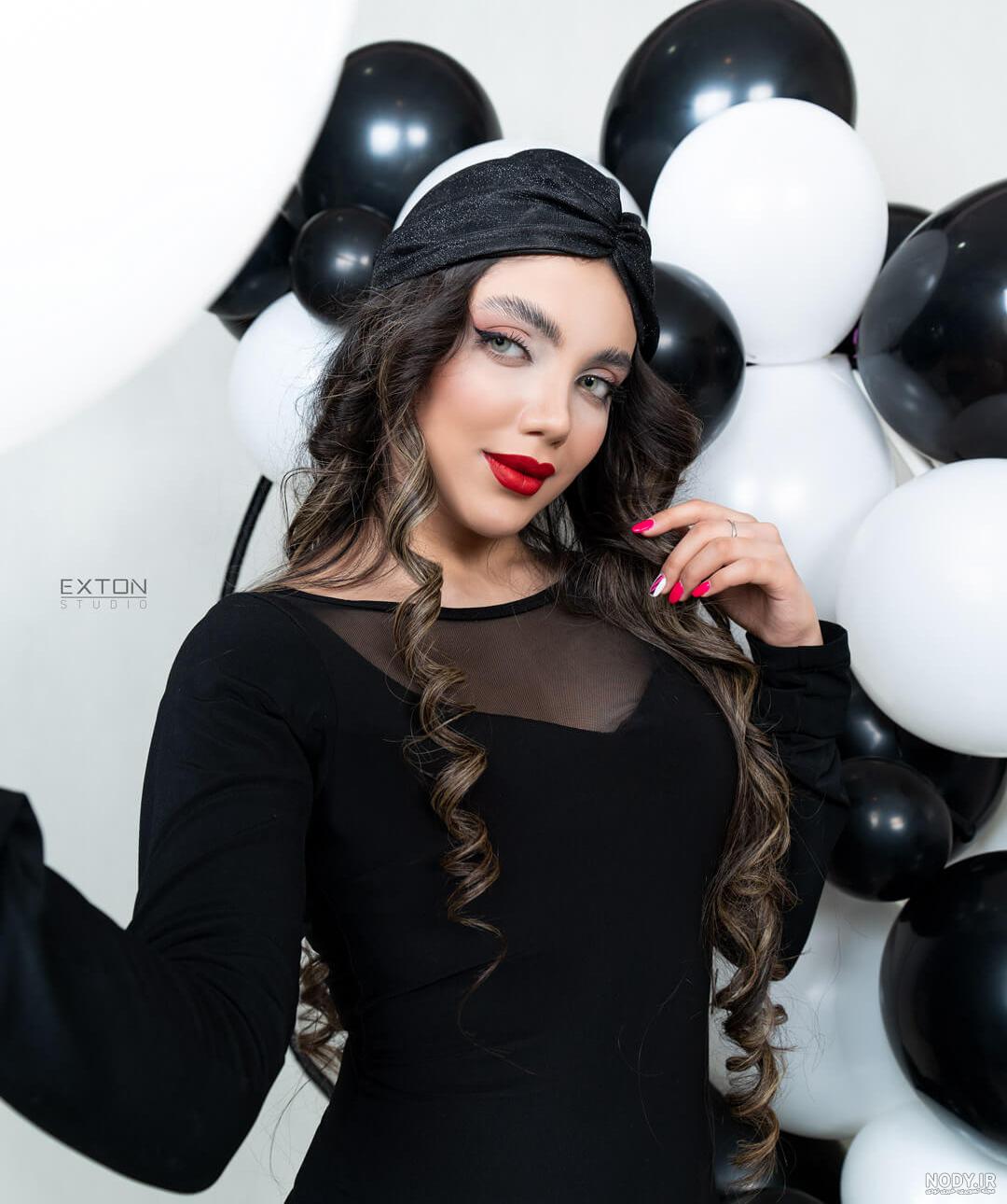 ژست عکس اتلیه تولد بزرگسال