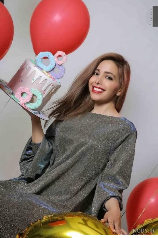 ژست عکس گرفتن با کیک تولد در طبیعت ژست عکس گرفتن با کیک تولد در طبیعت