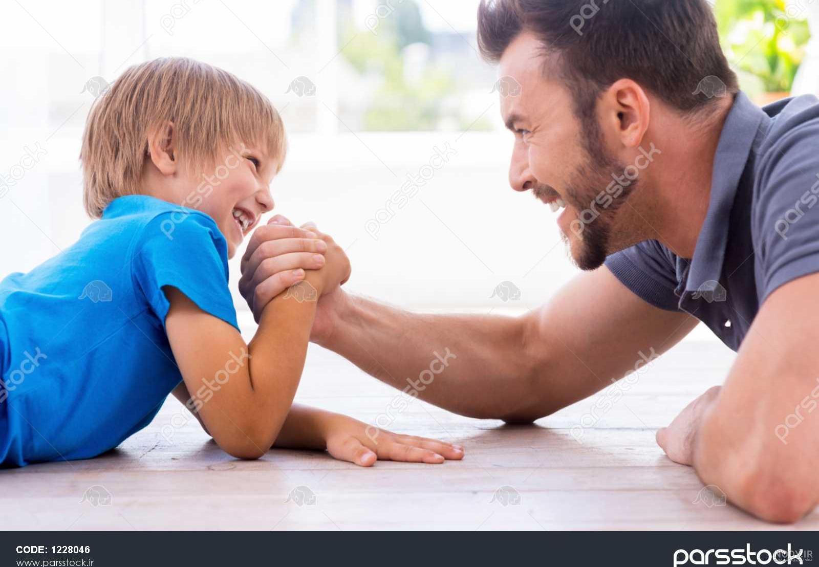 کیک تولد پدر پسری😍 تولد دوتاشون باهم بود.. اسلایدها رو ورق بزنید و عکس پدر  و پسرو مشاهده کنید که چه قشنگ‌ هم ژست شدن با تصویر کیک.. . . ایده و