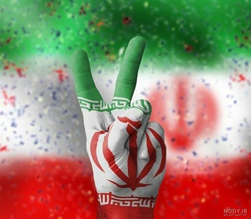 عکس با کیفیت تبلیغاتی دکل پرچم ایران زیبا در دست آدمک - لایه باز طرح آماده  psd - eps