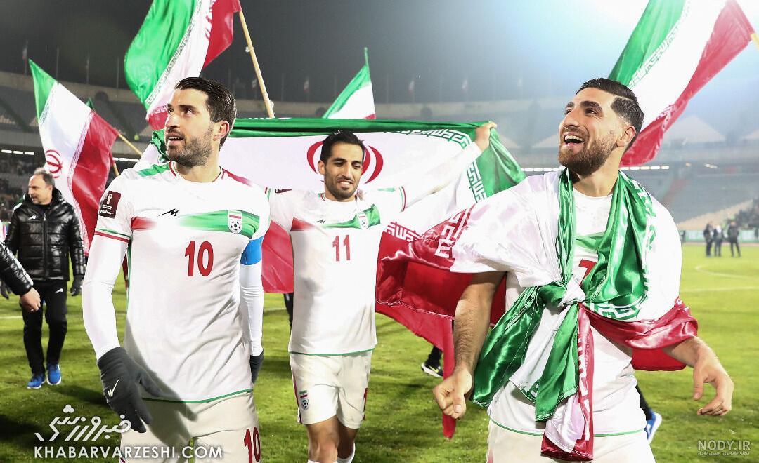عکس | نصب پرچم ایران توسط یگان ویژه در میدان ولیعصر بعد از برد تیم ملی  مقابل ولز - همشهری آنلاین