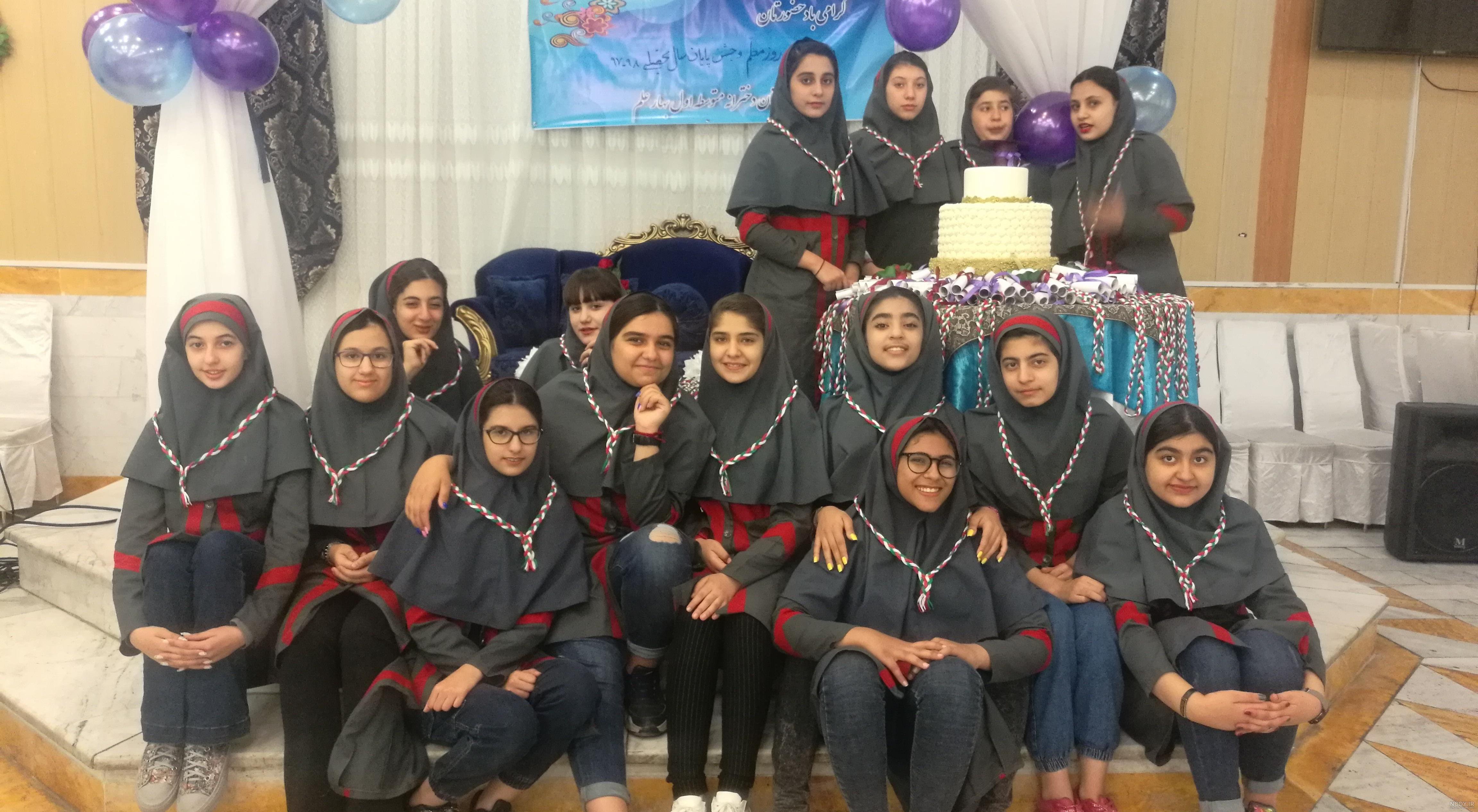 استاندار بوشهر پای کلاس درس یک معلم نشست+ عکس - تسنیم استاندار بوشهر پای کلاس درس یک معلم نشست+ عکس - تسنیم