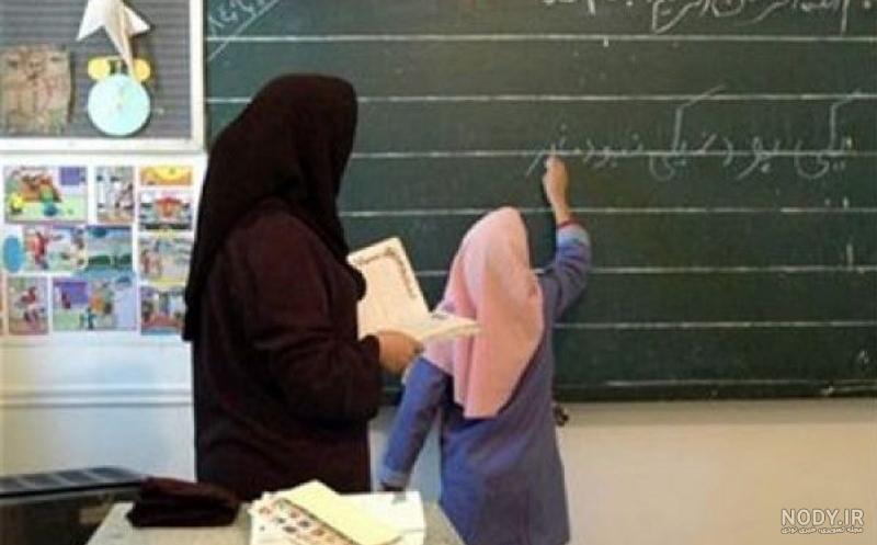 بزرگداشت مقام معلم در دبیرستان دخترانه شاهد کرمان بزرگداشت مقام معلم در دبیرستان دخترانه شاهد کرمان