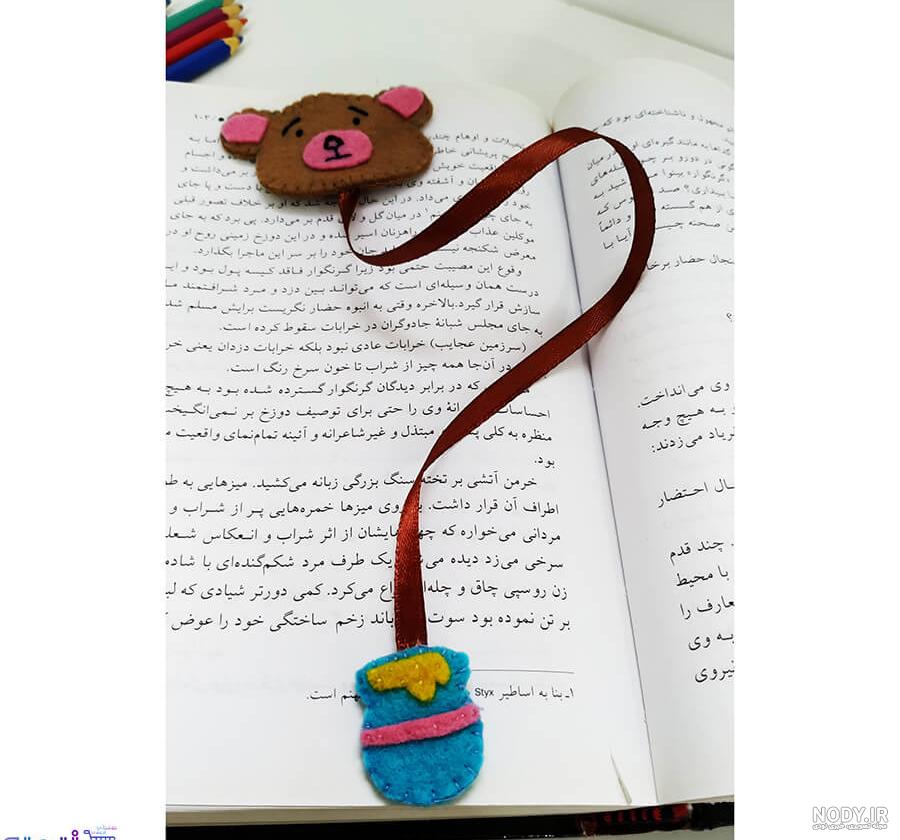 تصویر برداری از خرس کارتون ناز با عسل و زنبور عسل برای رنگ آمیزی کتاب  1389449