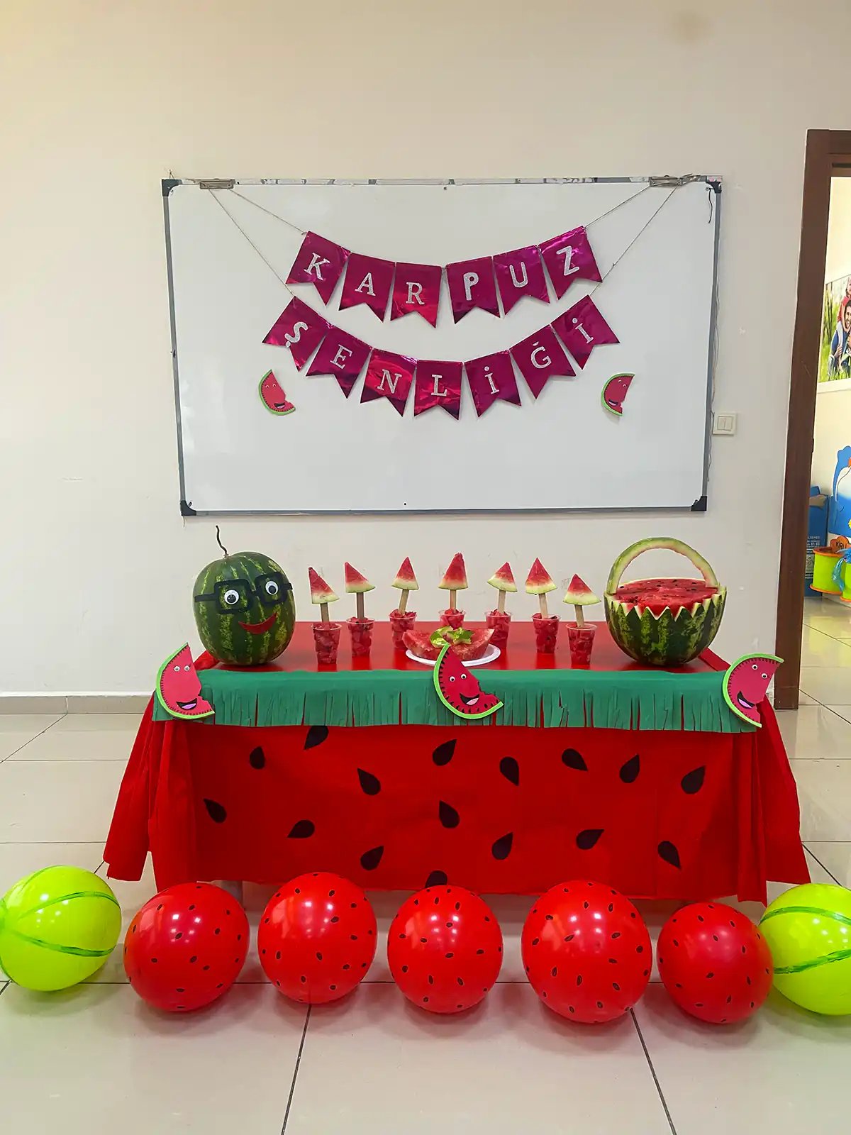 ایده میز یلدا مدرسه