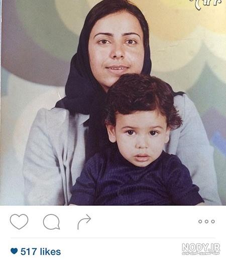 تصویر زمینه مادر و پسر بدون چهره در غروب نارنجی خورشید