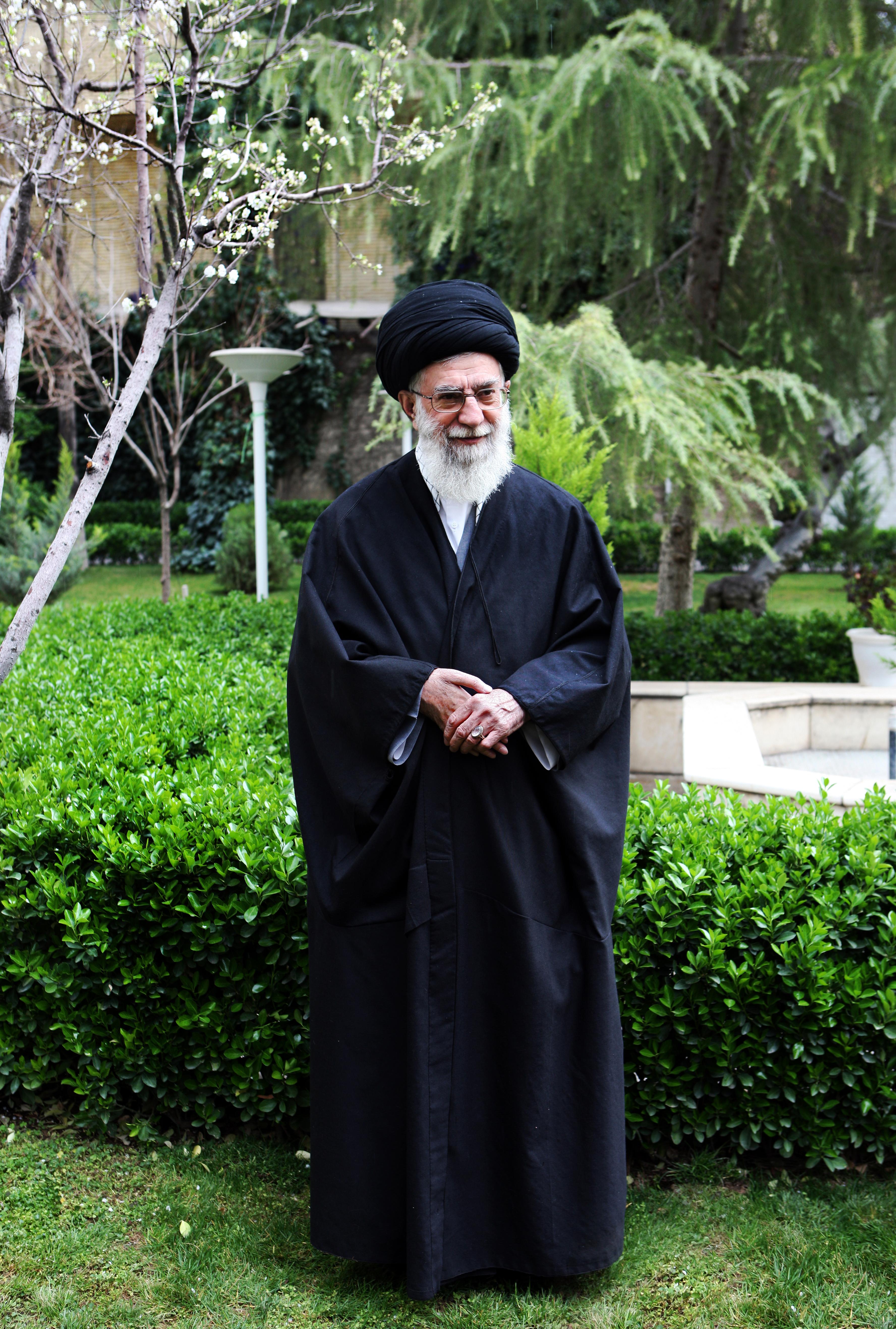  عکس رهبری در طبیعت