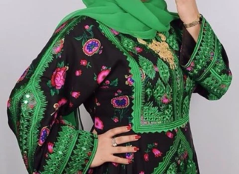عکس تپه روی لباس بلوچی