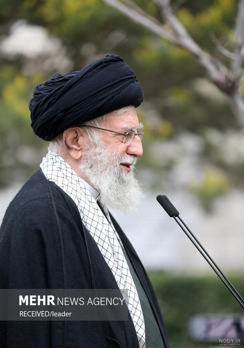 عکس رهبر در روز درختکاری
