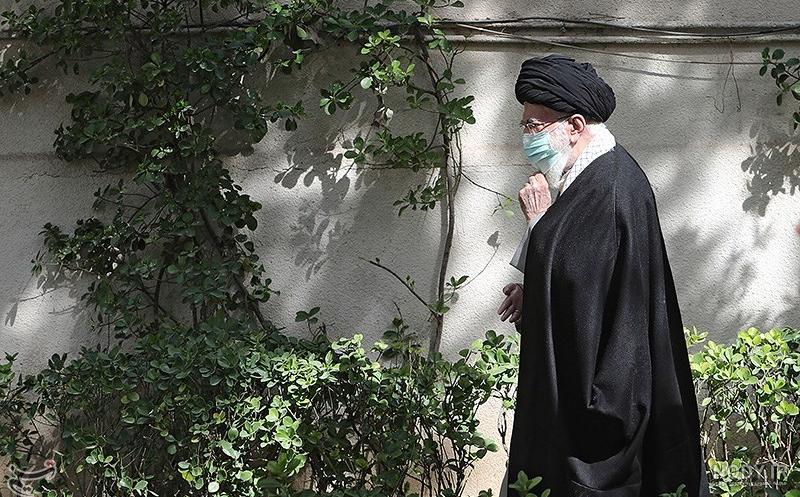 عکس/ کاشت نهال توسط رهبر انقلاب در روز درختکاری