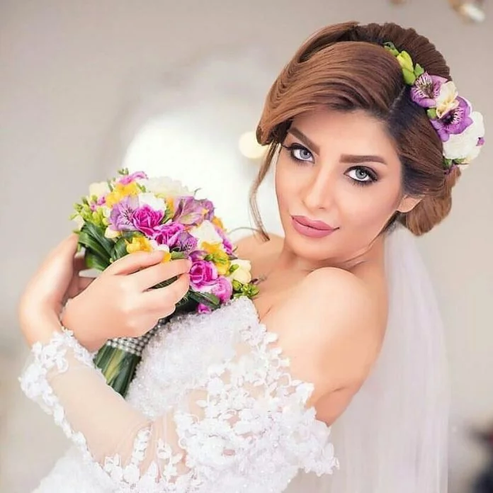 ۵۰ مدل ژست عکس عروس و داماد در باغ و آتلیه