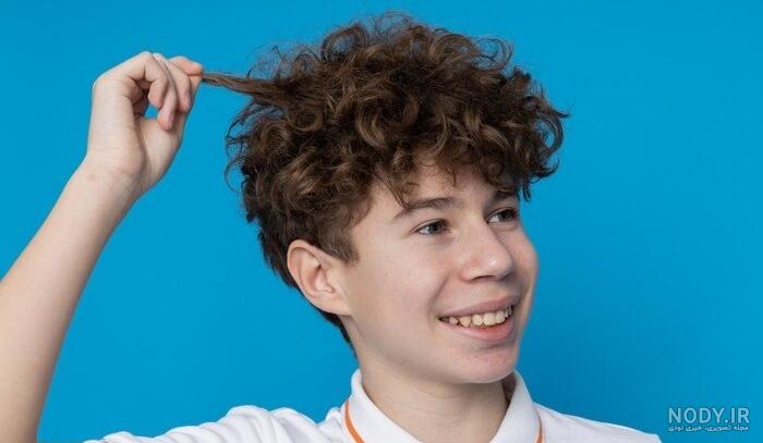 عکس پسر مو فرفری ۱۵ ساله
