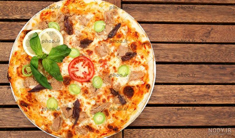عکس با کیفیت پیتزای ایتالیایی نازک با برگ ریحون - گرافیک با طعم تربچه عکس با کیفیت پیتزای ایتالیایی نازک با برگ ریحون - گرافیک با طعم تربچه