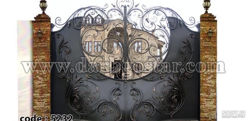 عکس در حیاط ویلایی