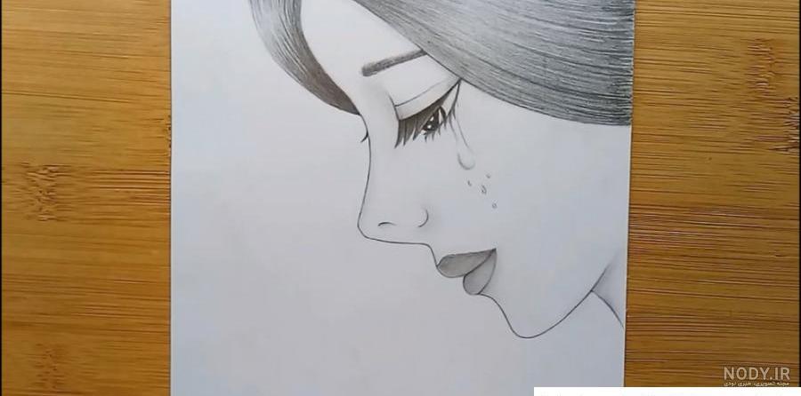 نقاشی ساده دخترانه با مداد غمگین