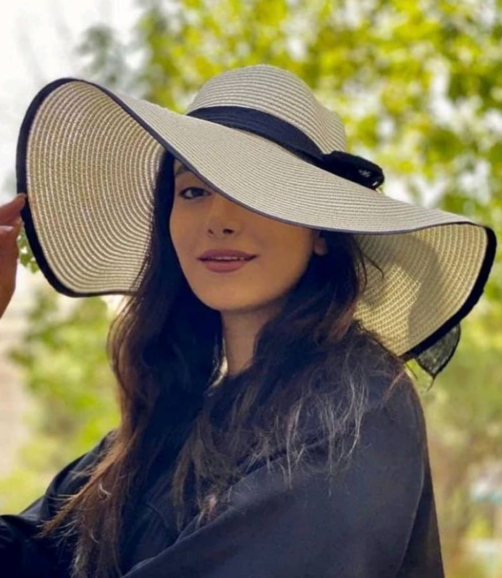 عکس با کلاه حصیری