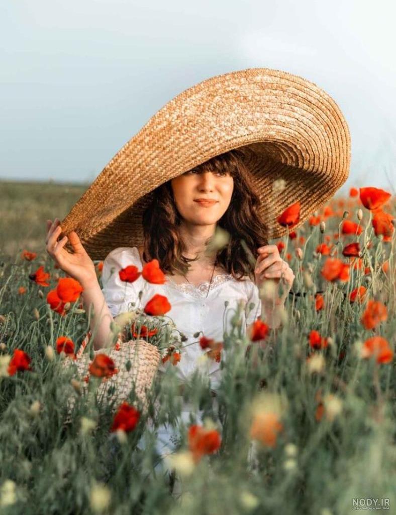 عکس زن با کلاه حصیری عکس زن با کلاه حصیری
