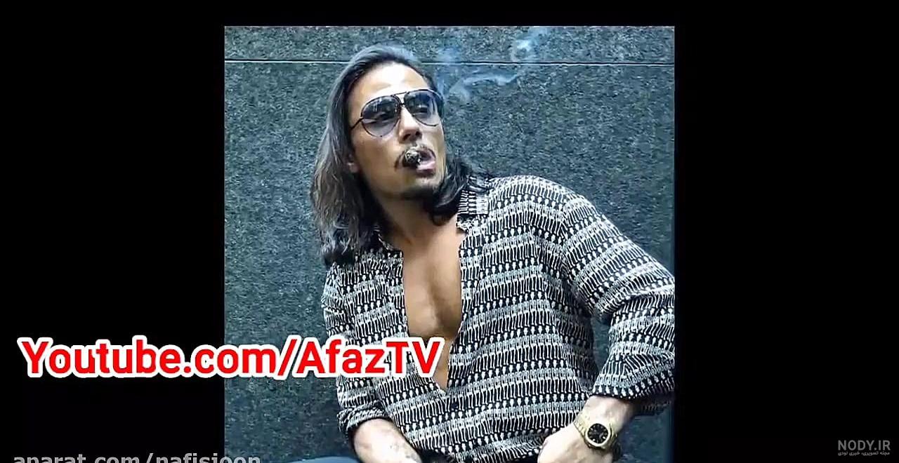 زن جوان شاد با پیش بند زرد در حال پختن مرغ در آشپزخانه خانه 1223733 زن جوان شاد با پیش بند زرد در حال پختن مرغ در آشپزخانه خانه 1223733