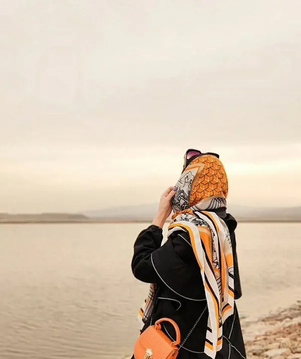 عکس دختر محجبه با روسری از پشت سر