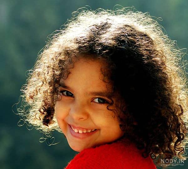  عکس دختر مو فرفری دوست داشتنی برای تلگرام
