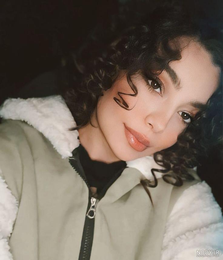  عکس دختر مو فرفری دوست داشتنی برای تلگرام