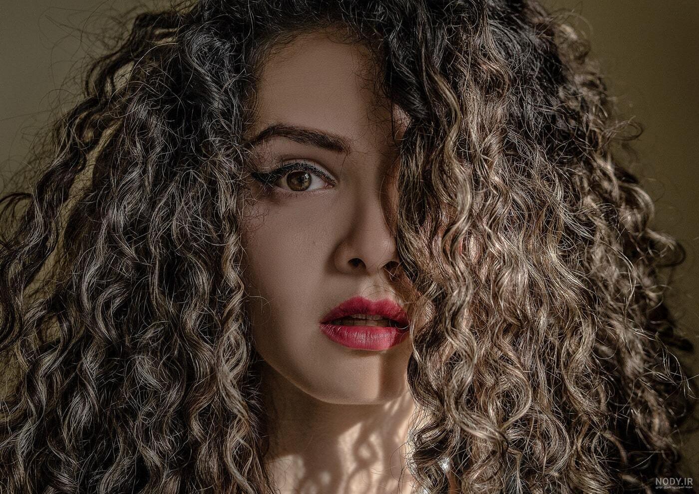 عکس دختر مو فرفری دوست داشتنی برای تلگرام