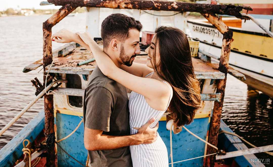 عکس ژست عاشقانه بوسه بر پیشانی