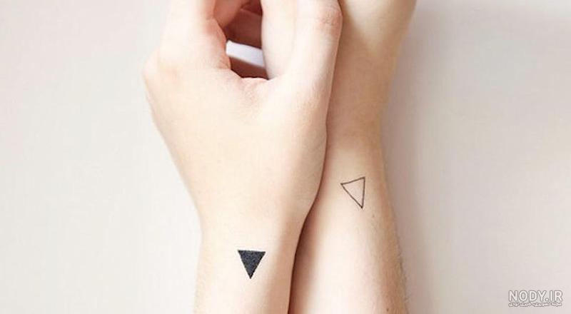 مینیمال تتو 🌑 | MINIMALTATTOO‎ | ‎| تَتو سِت دوستانه | ▫ ▫ ▫ ▫  |داســــتــــانِ ایـــن دُخــــتـــَر| ▫ ▫ ▣ #داستان_مینیمال : ... باید با  این روزها پَرواز کَرد! روزی خواهد...‎ | Instagram