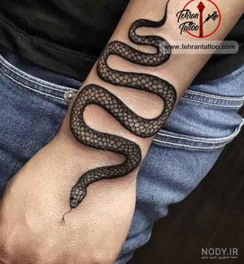 تاتو مار روی دست با خودکار