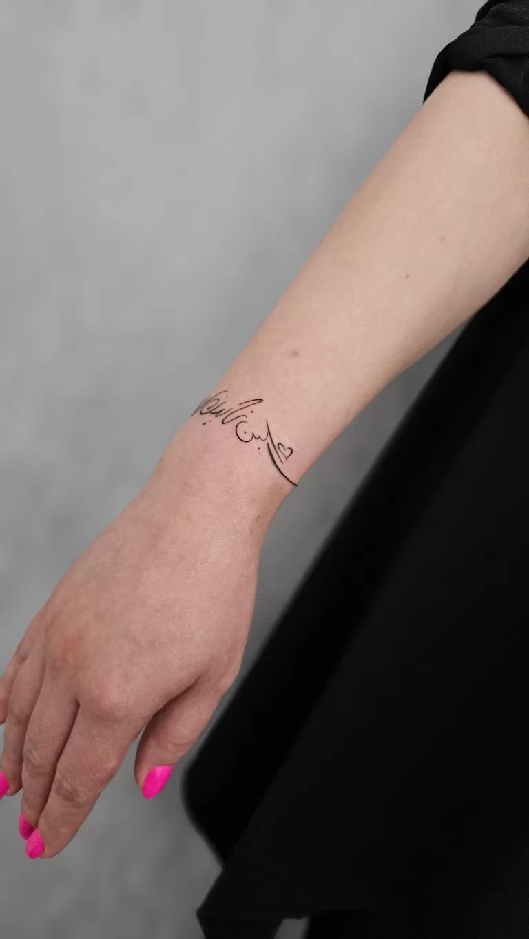 تاتو حرف h روی دست تاتو حرف h روی دست