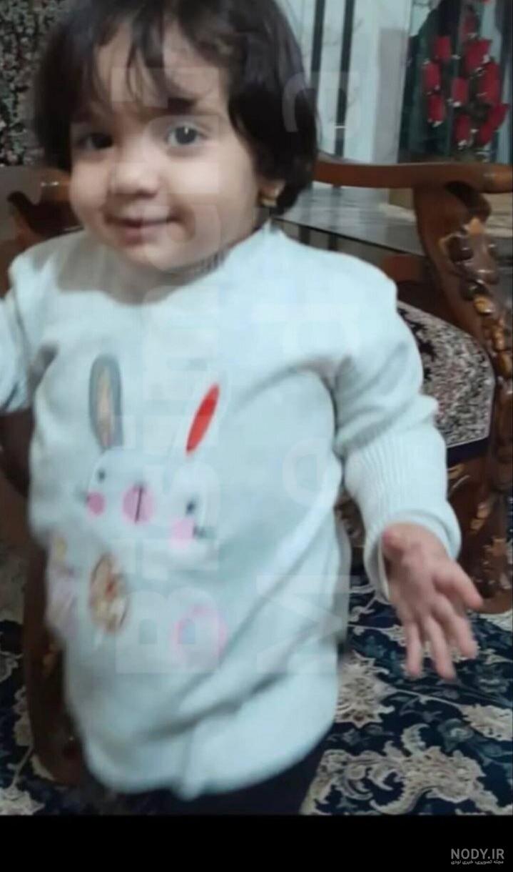 نقاشی دختر با کاپشن صورتی و گوشواره قلبی