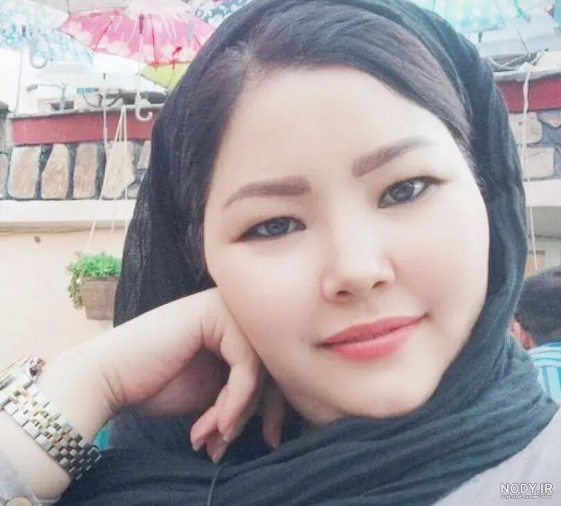 عکس هنری زیبا از یک دختر با لباس سنتی افغان با پلنگ واقعی که در طبیعت نشسته  است 1458039