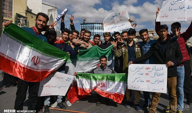 عکس) گفتگوی خواهرانه زینب سلیمانی و زهرا پزشکیان در خانه پدری مردم ایران عکس) گفتگوی خواهرانه زینب سلیمانی و زهرا پزشکیان در خانه پدری مردم ایران