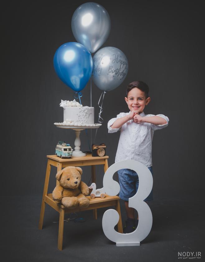 ژست عکس تولد بچه گانه در خانه