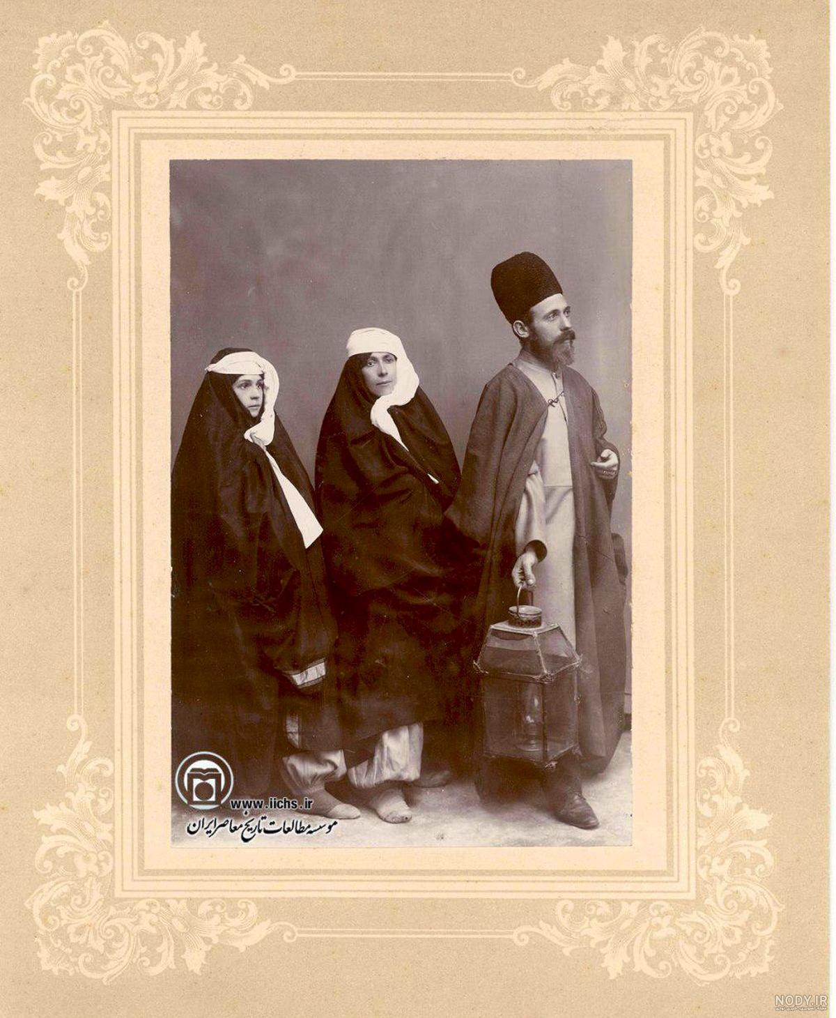 اولین عکس از زنان جوان قاجار با چادر و روبنده ای که بالای صورت است اولین عکس از زنان جوان قاجار با چادر و روبنده ای که بالای صورت است
