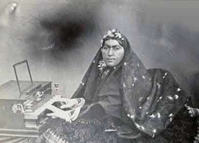 دانلود عکس نقاشی شده از زن ایرانی در دوران قاجار با کیفیت 8K دانلود عکس نقاشی شده از زن ایرانی در دوران قاجار با کیفیت 8K