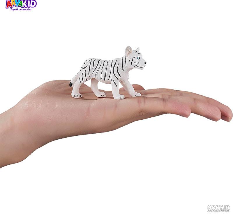 غرش و تقلای زیاد توله ببر سفید برای رهایی !!!