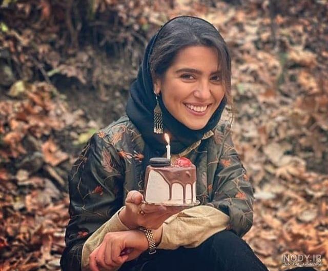 Mona Abolhasani 🪐 | ‎اينم از اخرين پست تولد ٢١ سالگي😍🥰💚 ------ فينگر  فود هاي خوشمزم😍 : @roza_cake_house عكاس خوبم😍 : @zharfagraphy بادكنك هاي  خوشگلم😍 :...‎ | Instagram