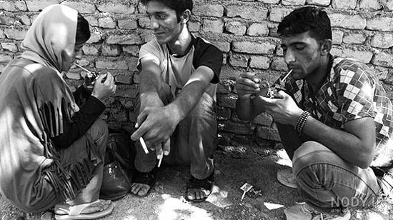 سفر به عصر قاجار؛ از عکس دسته‌جمعی تریاکی‌ها تا آرایش عروس نوجوان