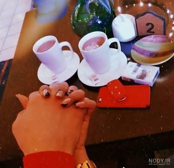 عکس دست عاشقانه در کافه