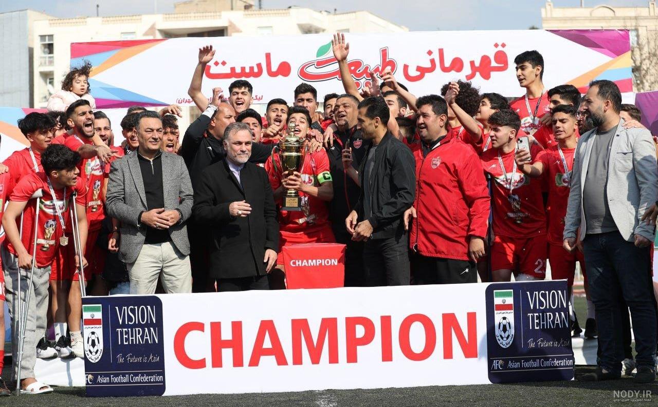 عکس هادی نوروزی در دست هوادار خردسال پرسپولیس/ گذرنامه بازیکنان جمع شد - تسنیم عکس هادی نوروزی در دست هوادار خردسال پرسپولیس/ گذرنامه بازیکنان جمع شد - تسنیم