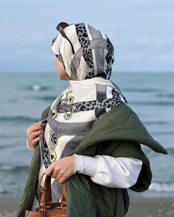عکس دختر با روسری زرد