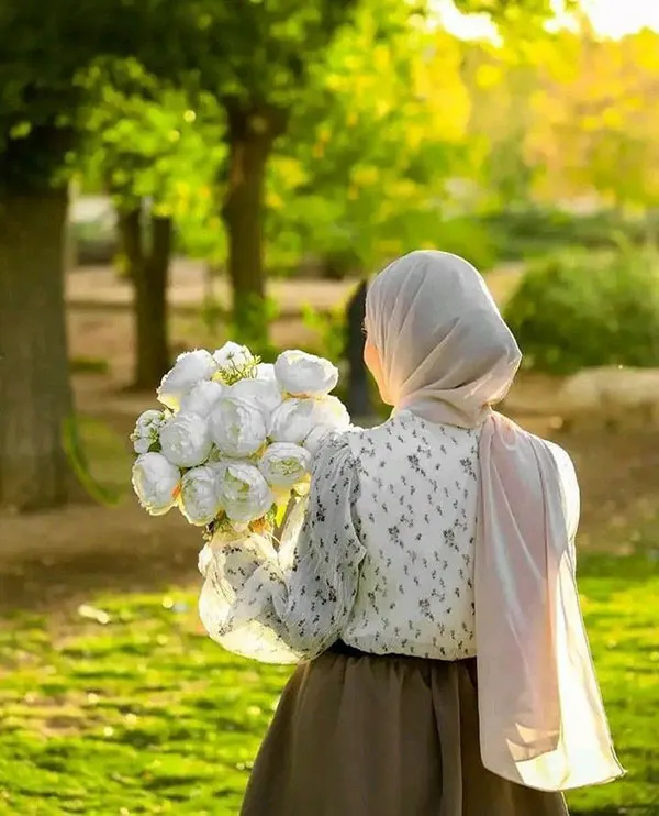 عکس دختر با چهره نامعلوم طبیعی