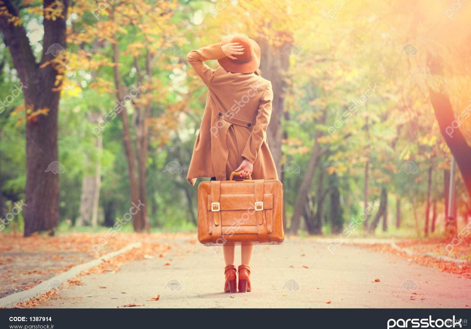 عکس با چمدان قدیمی